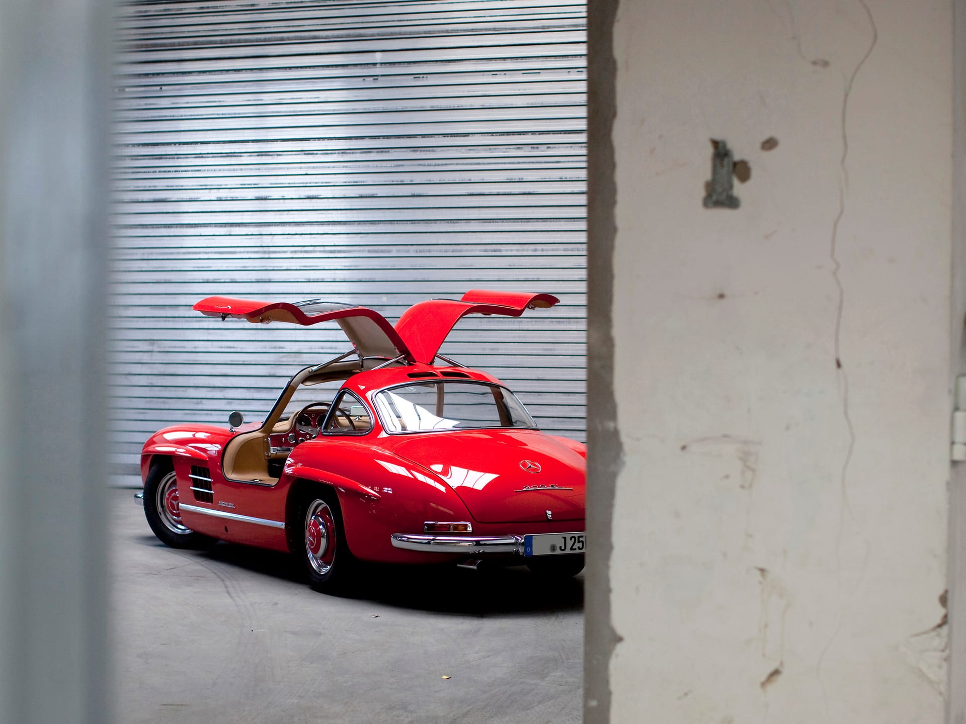 Roter Mercedes-Benz 300 SL in einer Industriehalle