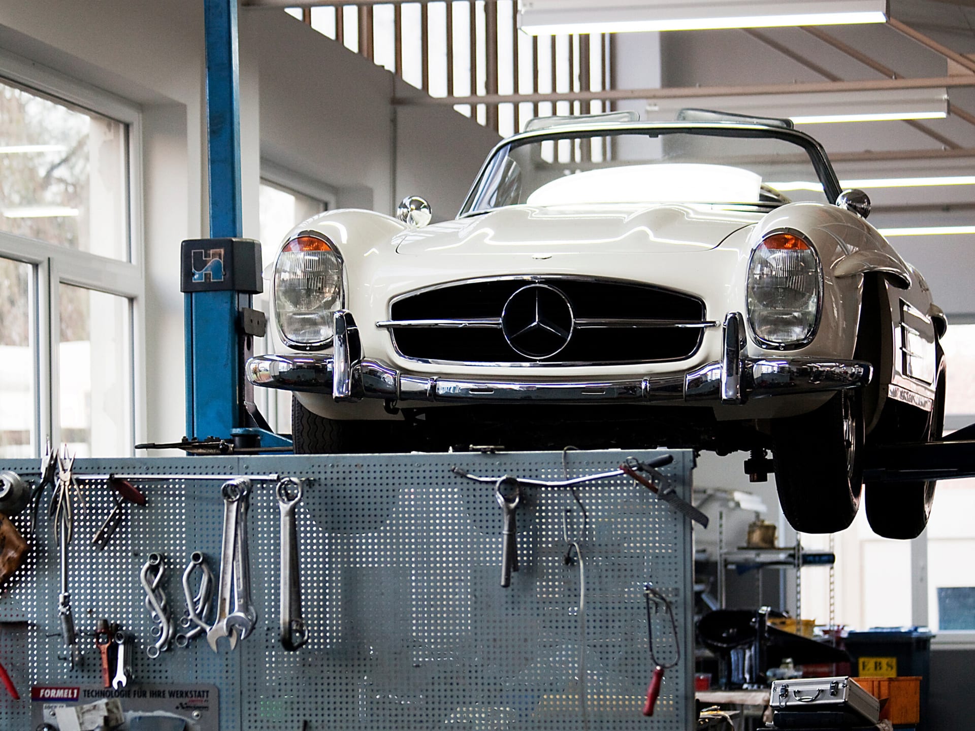 Mercedes-Benz 300 SL auf der Bühne in der Esdar-Werkstatt